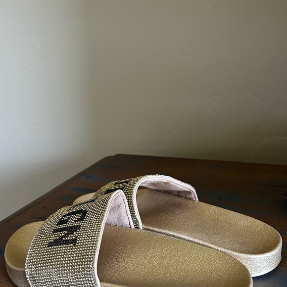 True Religion Women's Jasmine Bling Gold Black Slides Slippers Size 6 - Picture 2 of 3